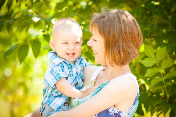 Mom and son playing outdoor together — Stock Photo, Image