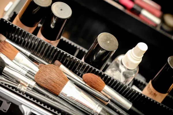 Набор кистей для макияжа в черном футляре Стоковое Изображение