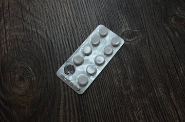 Ahşap masada yatan haplar. Haplar kapanıyor..