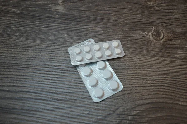 Tabletki Leżące Drewnianym Stole Tabletki Zamykają Się — Zdjęcie stockowe
