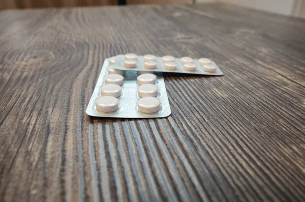 Tabletki Leżące Drewnianym Stole Tabletki Zamykają Się — Zdjęcie stockowe