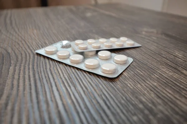 Comprimidos Deitados Mesa Madeira Comprimidos Fecham — Fotografia de Stock