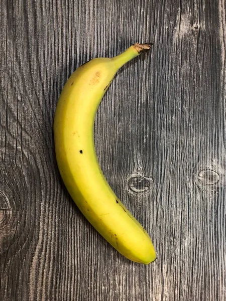 Banana Amarela Deitada Sobre Mesa Com Textura Madeira Close Imagem — Fotografia de Stock