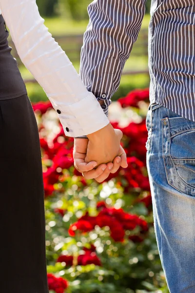 Muž a žena se drží za ruce — Stock fotografie