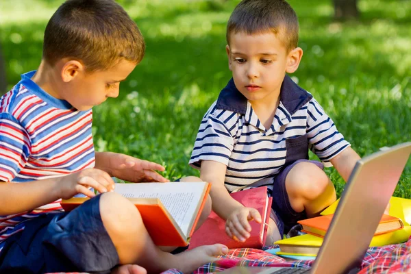 Twee jonge jongens in het park — Stockfoto