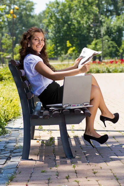 Femme d'affaires réussie dans le parc en plein air — Photo