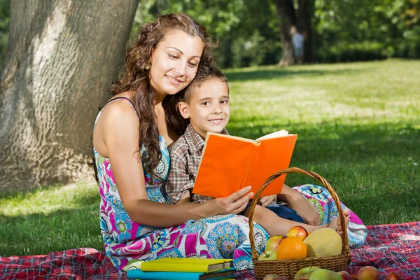 Mère et petit garçon lisant ensemble un livre — Photo