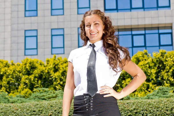 Joven empresaria posando — Foto de Stock