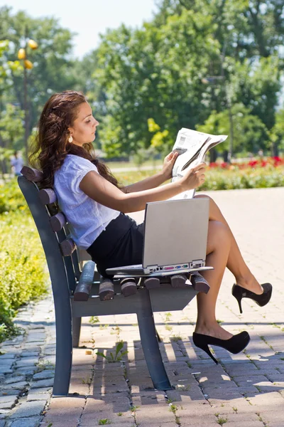 Femme d'affaires réussie dans le parc en plein air — Photo