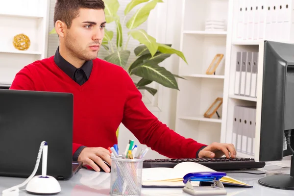 Schöner junger Geschäftsmann im Büro — Stockfoto