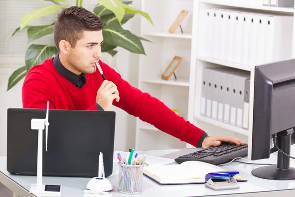 Moderne succesvolle zakenlieden in het kantoor — Stockfoto