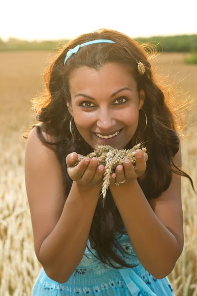 Piękna kobieta uśmiechający się w polu pszenicy — Zdjęcie stockowe