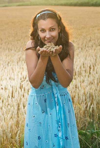 Woman in golden wheat — Stock Photo, Image