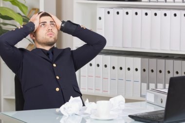 Resepsiyon ofis seyir vasıl oturan üst düzey iş kişi kadar ve olmak