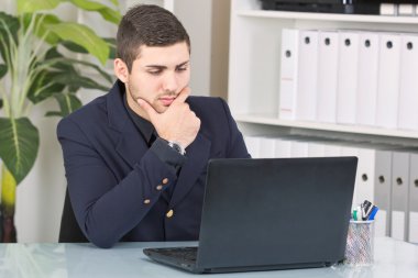 genç işadamı laptop arıyorum