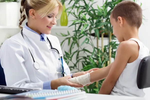 Eine junge Ärztin und ihr kleiner Patient — Stockfoto