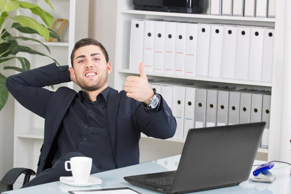 Feliz joven empresario en la pausa — Foto de Stock