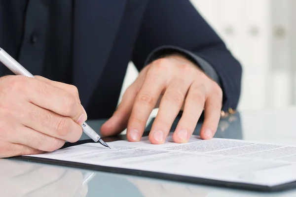 Biznesmen, pracy z dokumentami rejestracji umowy — Zdjęcie stockowe