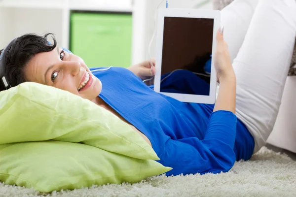 Retrato de hermosa joven con tableta electrónica y la cabeza —  Fotos de Stock