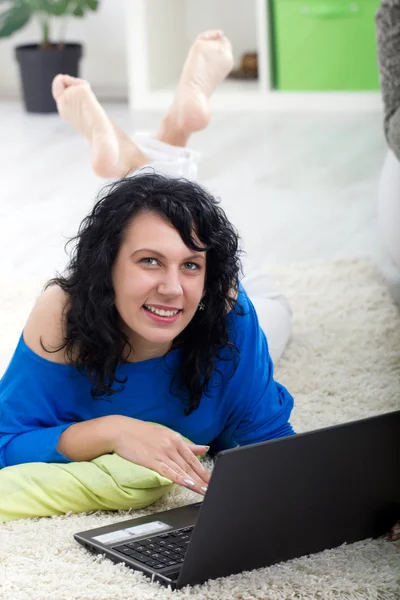 Pretty woman using laptop computer, typing — Stock Photo, Image