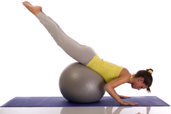 Attraktive Frau trainiert mit Gymnastikball — Stockfoto