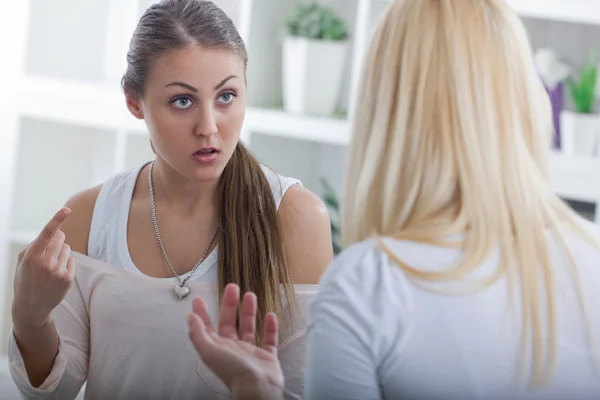 Zwei Frauen unterhalten sich — Stockfoto