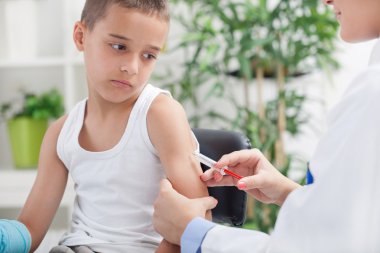 Doktor litle çocuğa aşı yapma