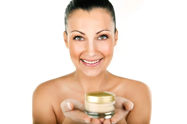 Bonita sorridente jovem mulher segurando creme cosmético — Fotografia de Stock