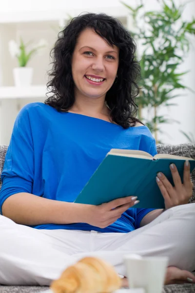 Krásná žena odpočívá doma, čtení knihy — Stock fotografie