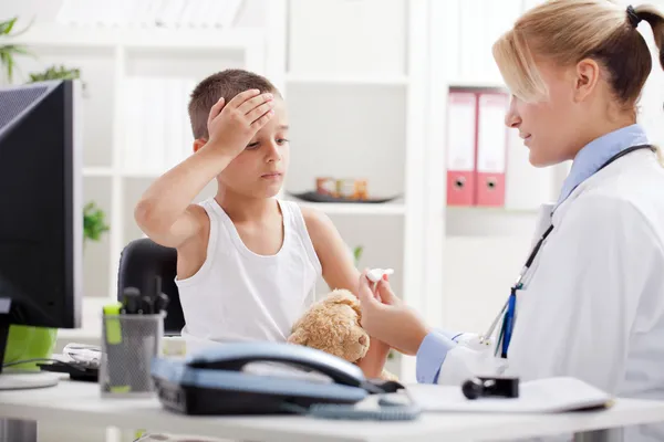 Médecin féminin examinant l'enfant — Photo