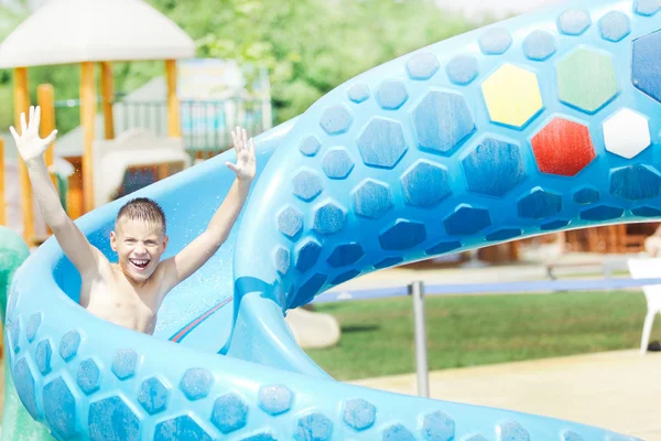 Kind in aquapark plezier — Stockfoto