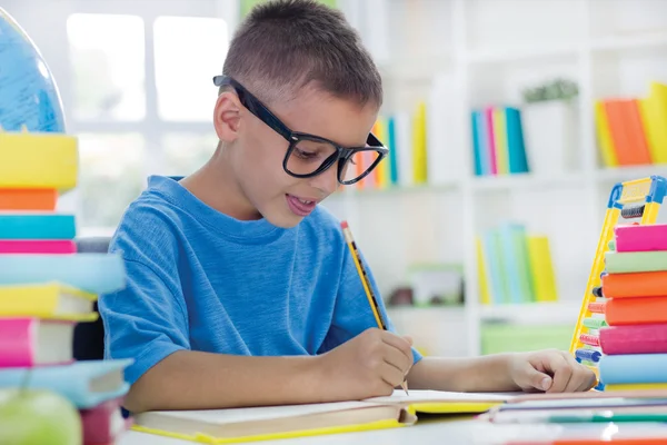 Pequeño científico con gafas escribiendo — Foto de Stock