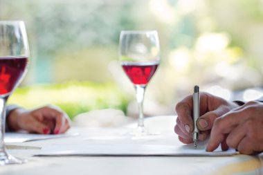 bir kağıt imzalama çiftçi