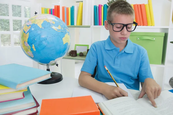 Rapaz a estudar — Fotografia de Stock