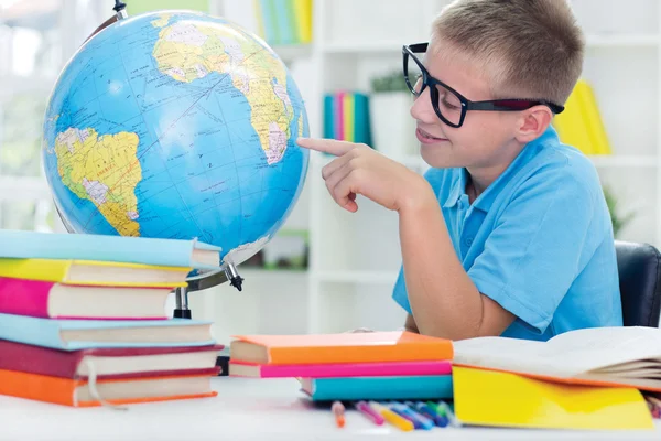 Menino estudando geografia — Fotografia de Stock