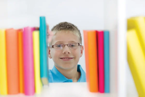 Pojke i biblioteket — Stockfoto