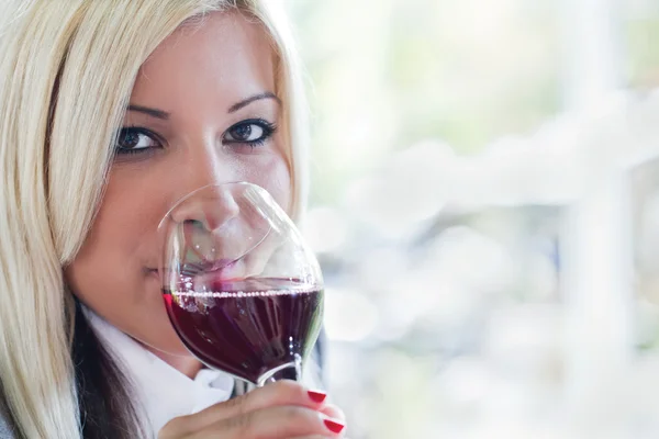 Young woman drinking red wine — Stock Photo, Image