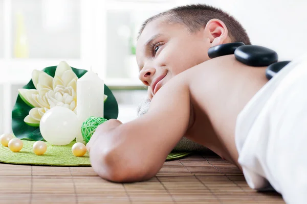 Menino relaxante no salão de spa — Fotografia de Stock