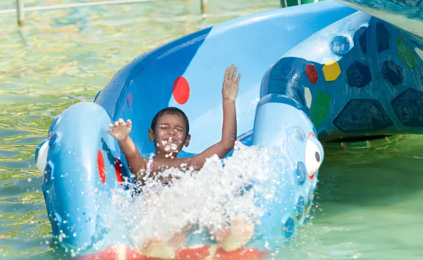 Jeune enfant s'amusant dans un parc aquatique — Photo