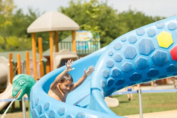 Jongen met plezier in aqua park — Stockfoto