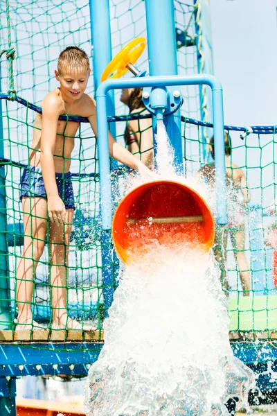 Jongen plezier maken met water emmer — Stockfoto