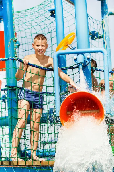 Junge hat Spaß mit Wassereimer — Stockfoto