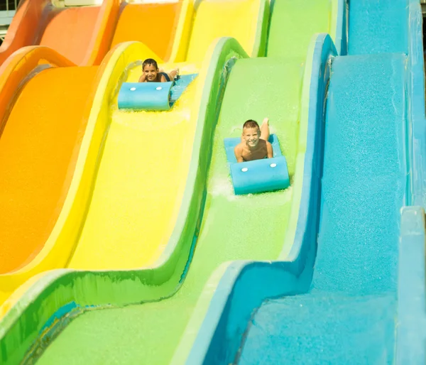 Dois meninos se divertindo em waterslide — Fotografia de Stock