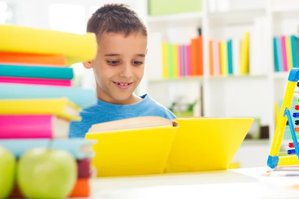 Uśmiechnięty chłopiec czytanie — Zdjęcie stockowe