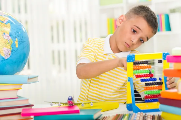 Yazılı atama için üzgün çocuk studyng — Stok fotoğraf