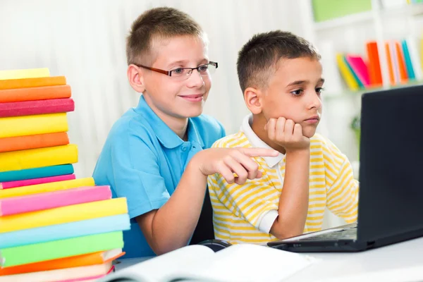 Deux jeunes garçons regardant l'ordinateur portable — Photo