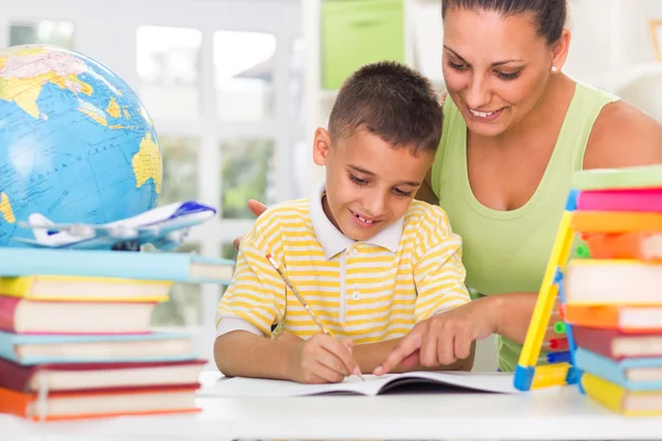 Lachende moeder en zoon studeren — Stockfoto