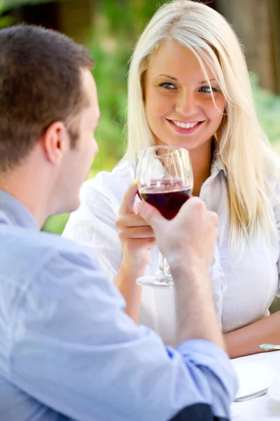 Pareja romántica brindando — Foto de Stock