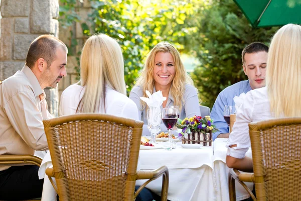 Młodych przedsiębiorców w restauracji obiad — Zdjęcie stockowe