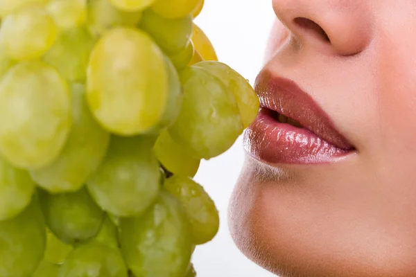 Donna che mangia uva — Foto Stock